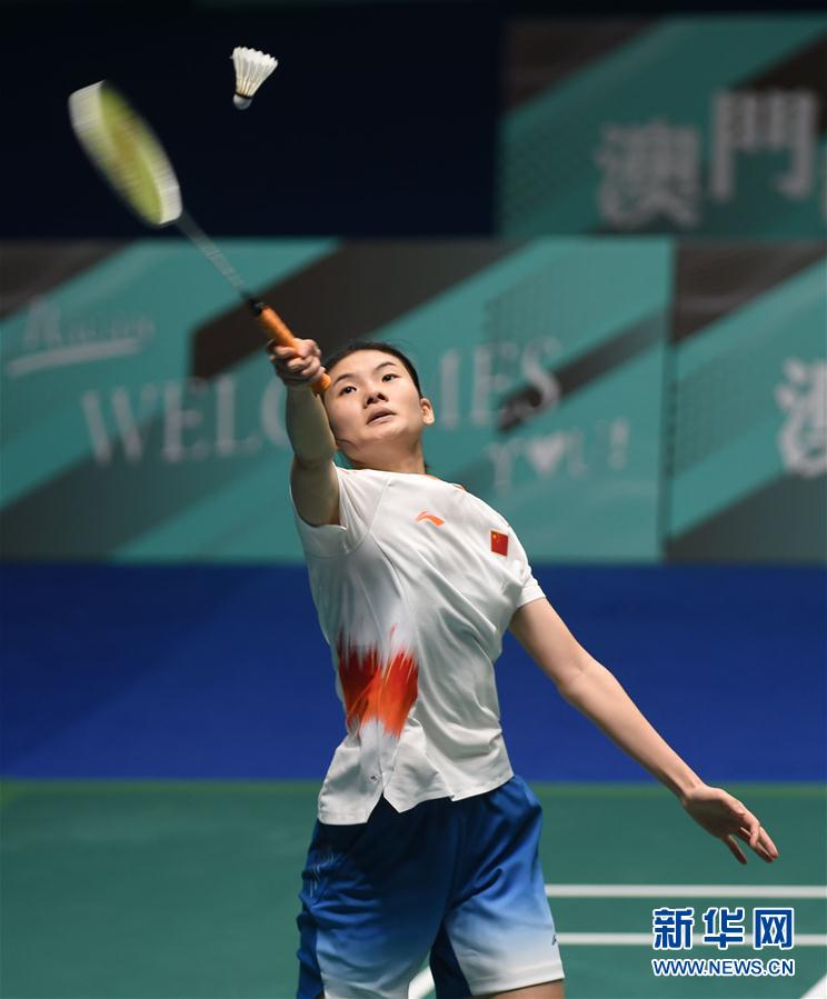 现出沉稳的 现出沉稳的